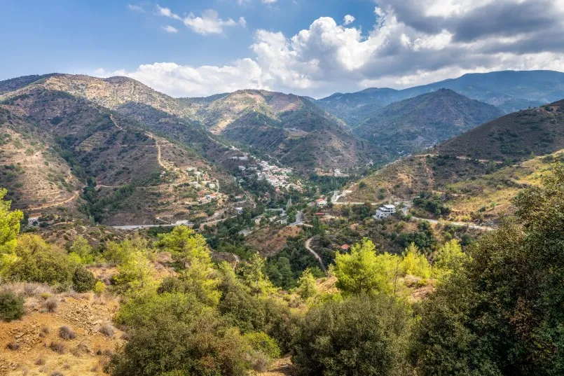 Aussicht auf einem Dörfchen auf Troodos Gebirge, Zypern.