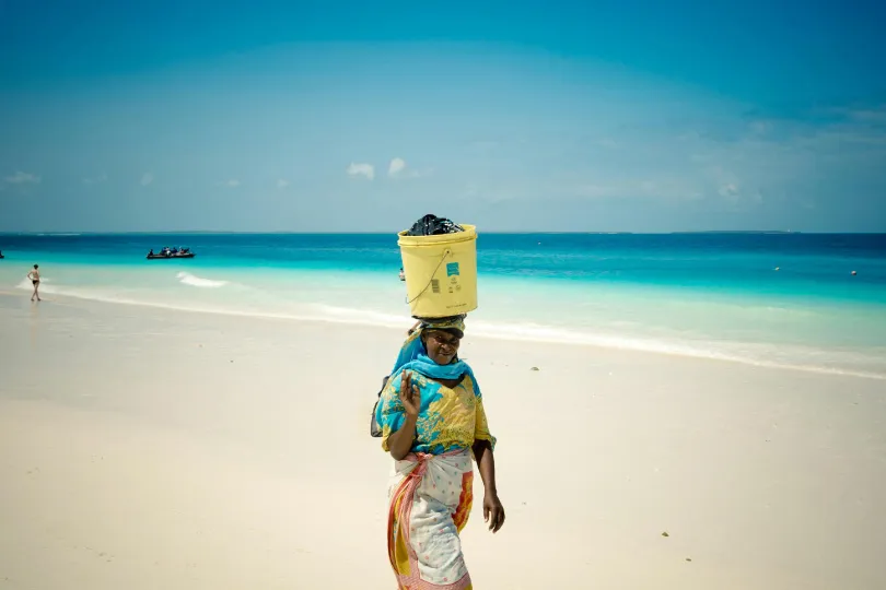 Frau am Strand von Sansibar.