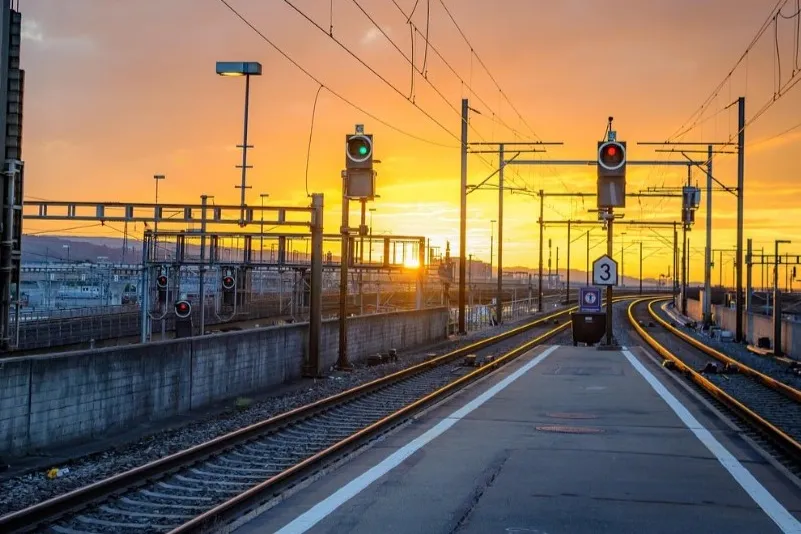 Bahnhof bei Sonnenuntergang.