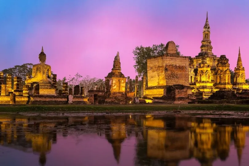 Historische Temple bei Sonnenuntergang in Thailand.