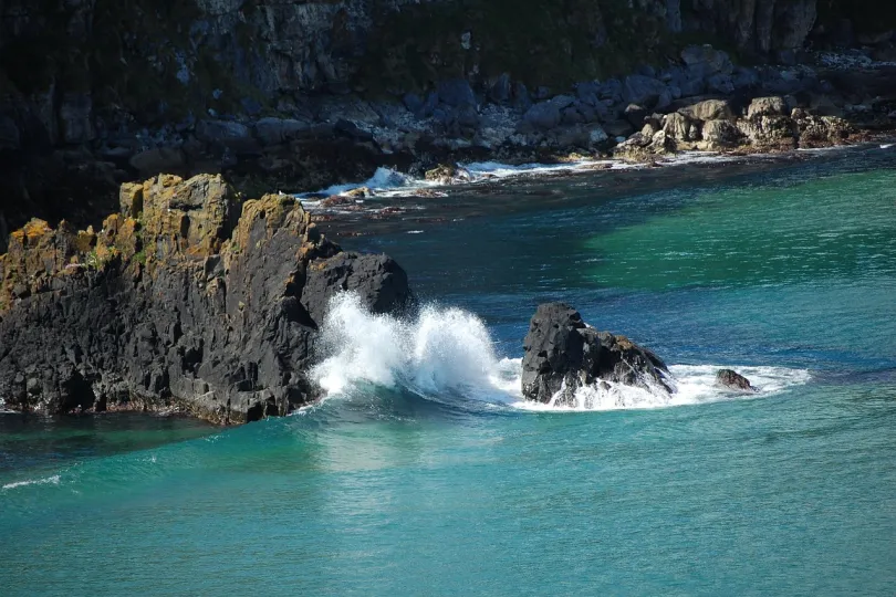 Küste mit Felsen in Antrim County, Irland.