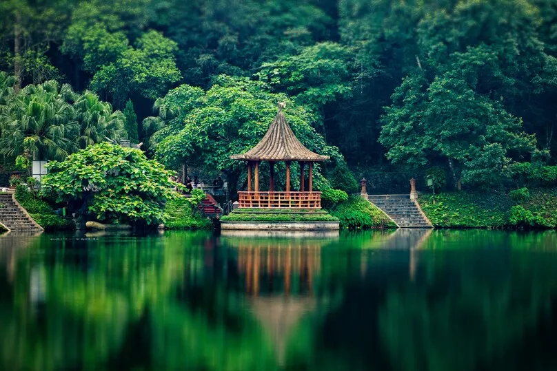 Ein kleiner Tempel neben einem See in Ba Vi, Vietnam