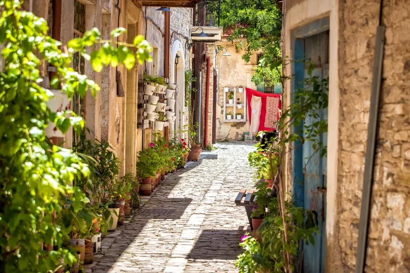 Eine kleine Straße in einem Dörfchen in Lefkara, Zypern.