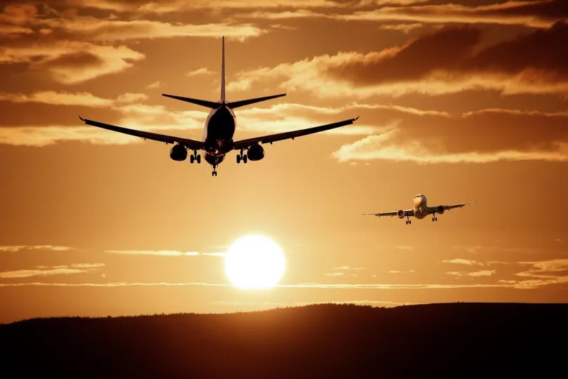 Flugzeug fliegen während sonnenuntergang.