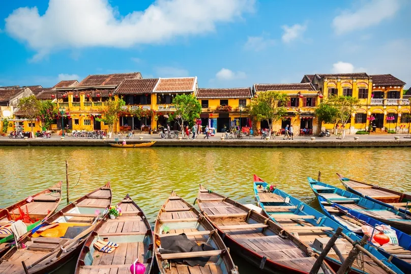 Fischboote auf dem Fluss in der Altstadt von Hoi An, Vietnam.