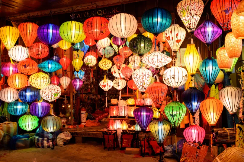 bunte Laterne in einem Laden, Vietnam.