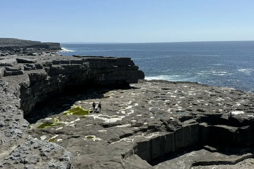 Aussichtpunkt auf Klippe der Inis Mor Insel, Irland.