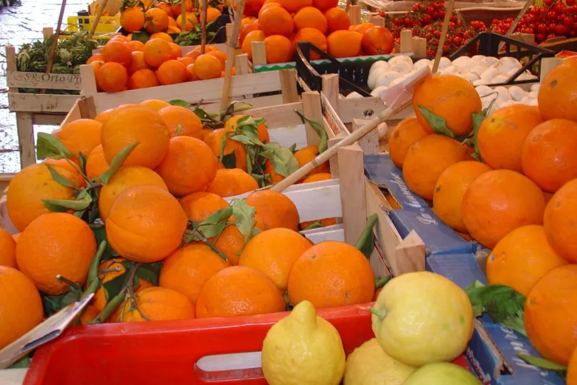 Lokale markt in Italien, verkaufen Orangen.