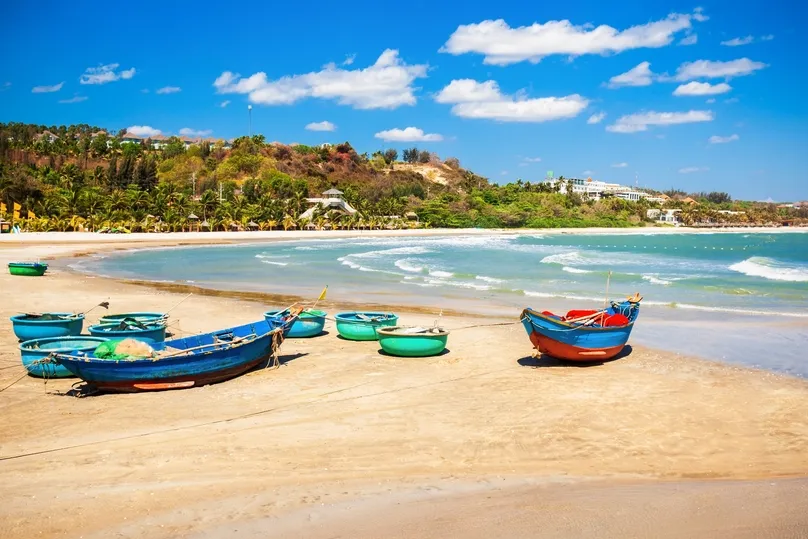 Fischboote auf dem Strand in Phan Thiet, Vietnam.