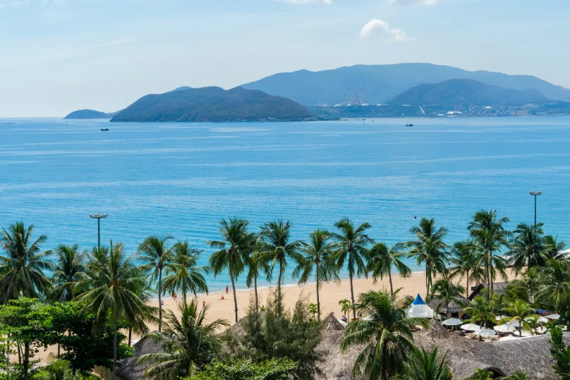 Strand mit blauem Meer in Nha Trang, Vietnam.