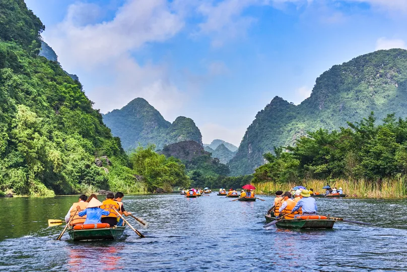 Touristen auf Boats auf dem Fluss in Ninh Binh, Vietnam.