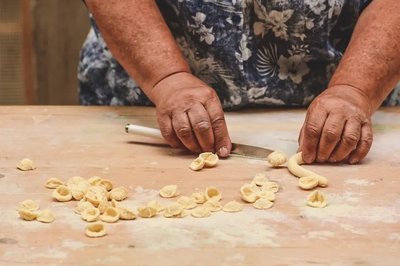Puglia met huurauto - workshop orecchiette maken.