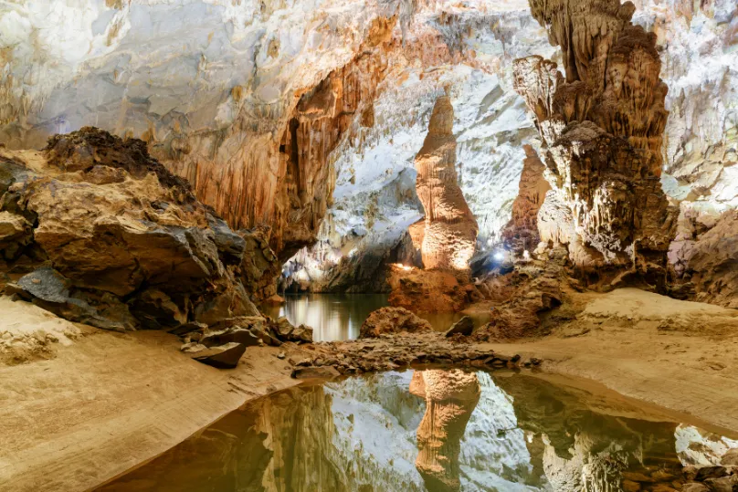 Große Stalaktit Höhle im Phong Nha Nationalpark, Vietnam.