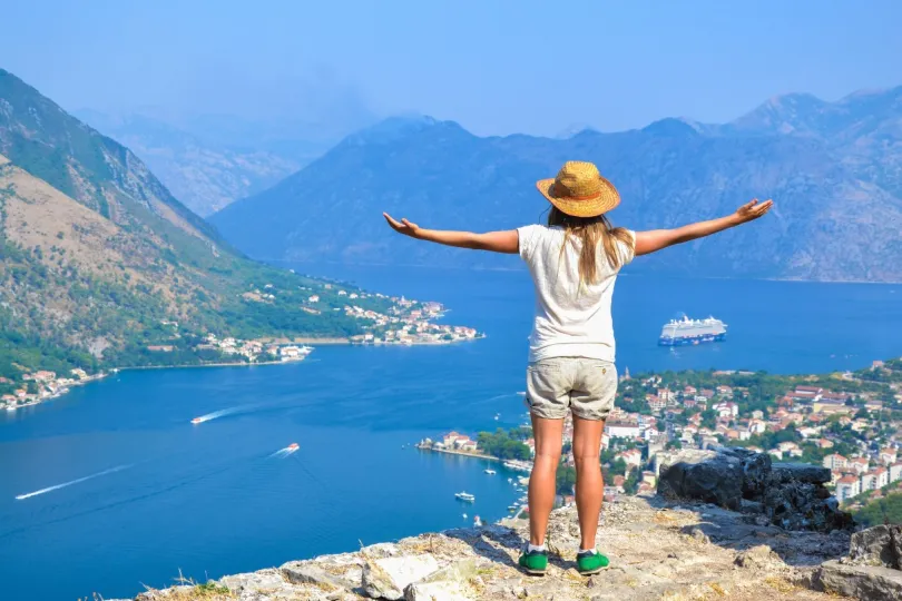 Rondreis Montenegro en Kroatië - reiziger op een berg in Kotor.