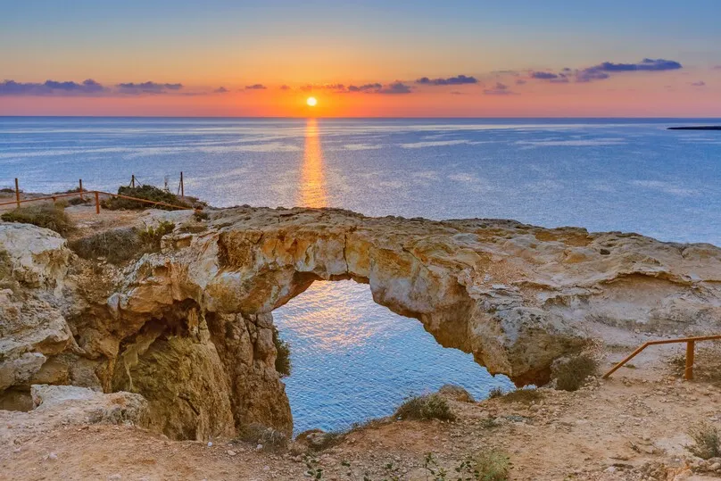 Steinbrücke beim Sonnenaufgang auf der Küste, Zypern.