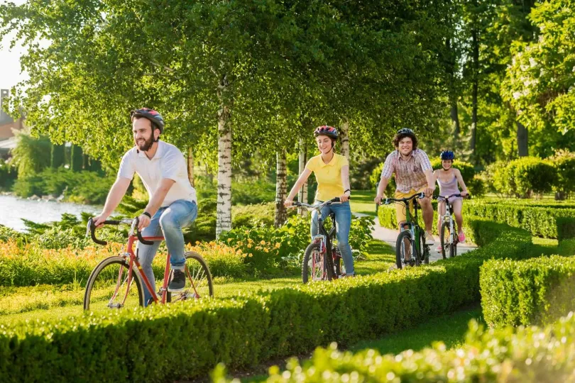 Eine familie mit teenager, fahren fahrrad.
