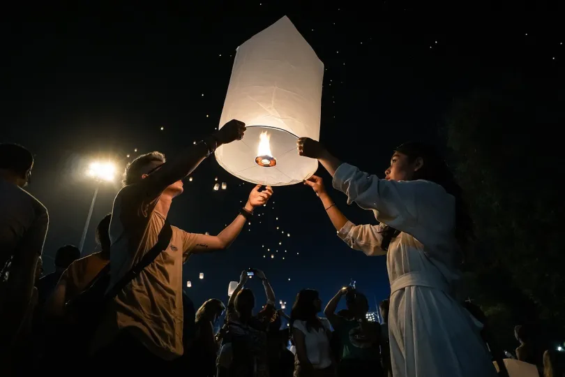 Himmelslaternen-Festival bei Nacht.