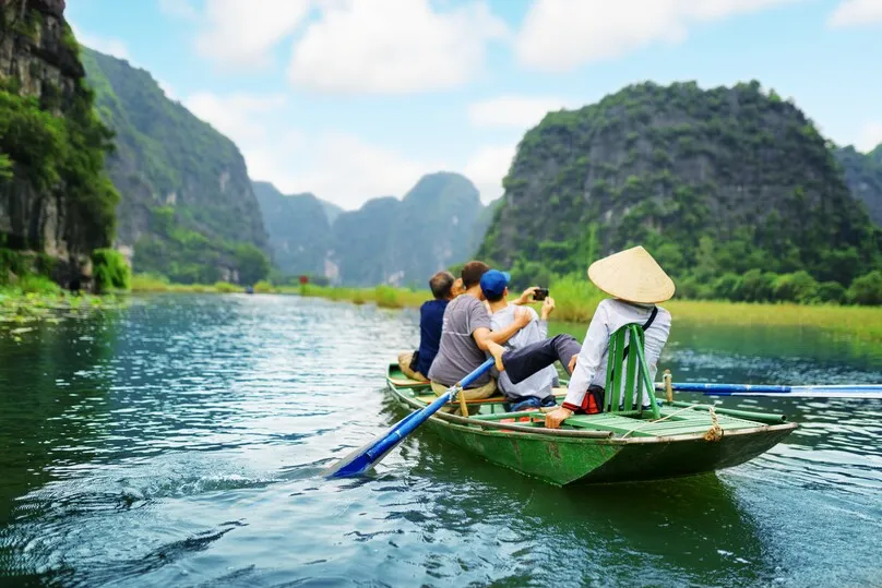 Reisender auf einem Boat auf dem Fluss in Ninh Binh, Vietnam.
