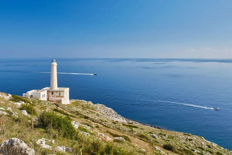 Leuchtturm auf einer Klippe mit Blick auf das Meer.