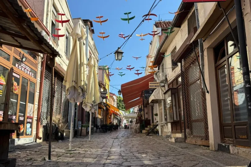 Straße in Skopje mit mehrere Restaurants und cafes.