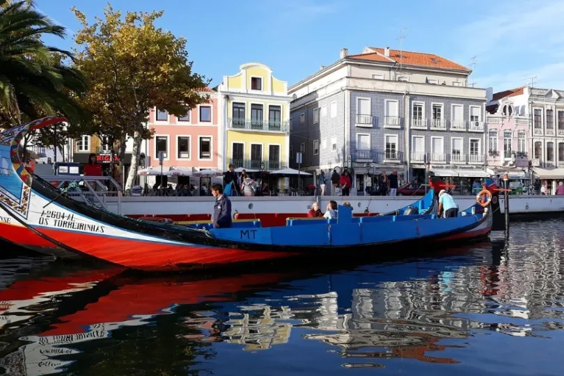 Traditionelles Boot auf einem Kanal in Aveiro.