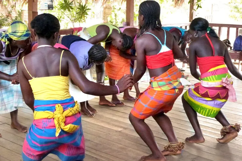 Traditioneller Tanz von surinamischen Lokalen.