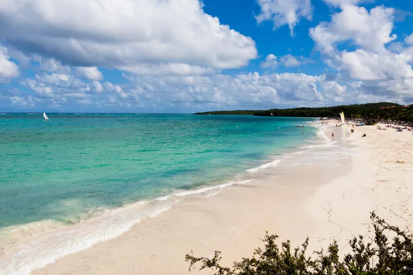 Strand mit blauem Meer auf Kuba.