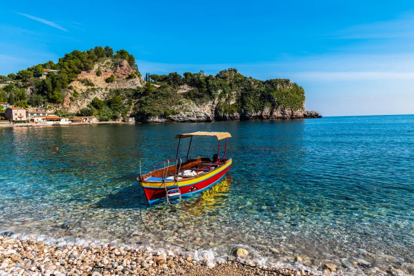 Ein kleiner Boot bei der Küste Taormina, Sizilien.