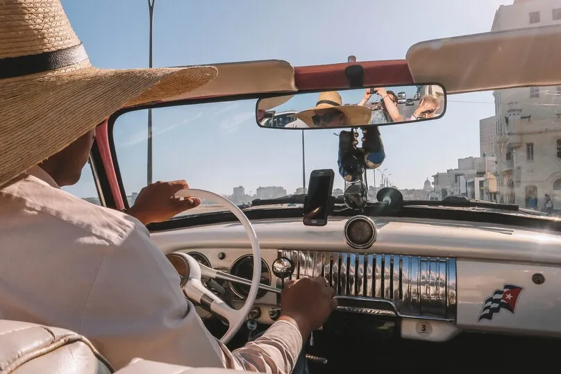 Ein Fahrer fährt die Oldtimer in Havanna, Kuba.