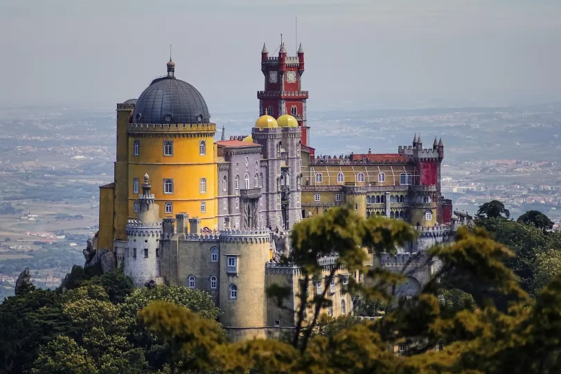 eine Schlossansicht in Sintra mit einem gelben Turm.