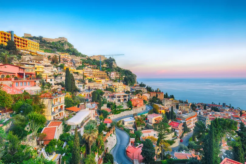 Eine Stadt bei der Küste in Taormina, Sizilien.