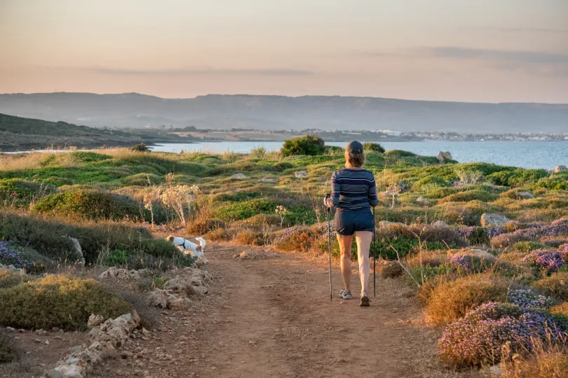 Wanderin auf Vendicari Oasis, Sizilien.