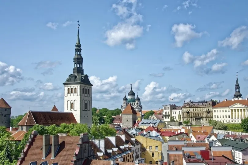 Stadtansicht mit einer Mischung aus historischen und modernen Gebäuden.