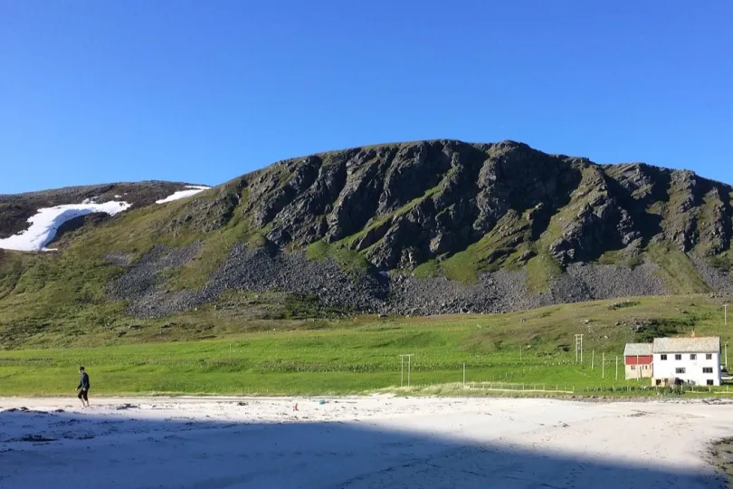 Landschaft mit einem felsigen Berg im Hintergrund.