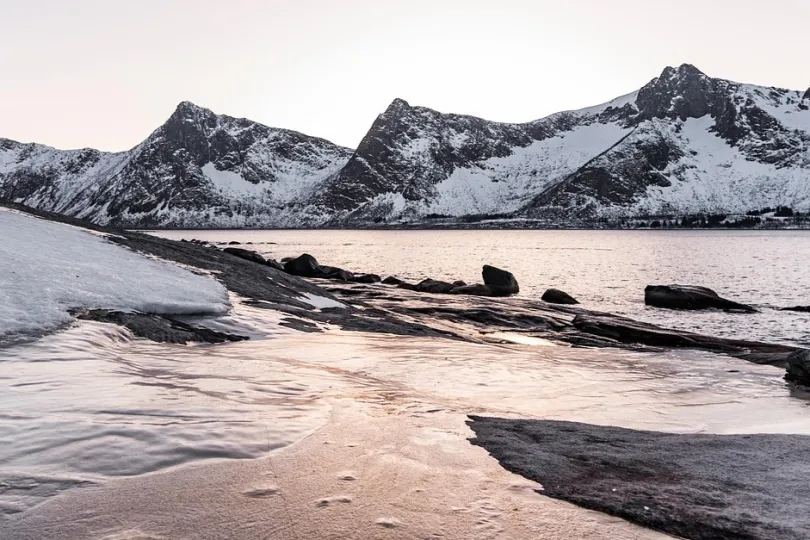 uhige Landschaft mit schneebedeckten Bergen.