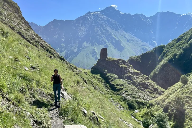 Ein Person ist wandern in den Bergen.