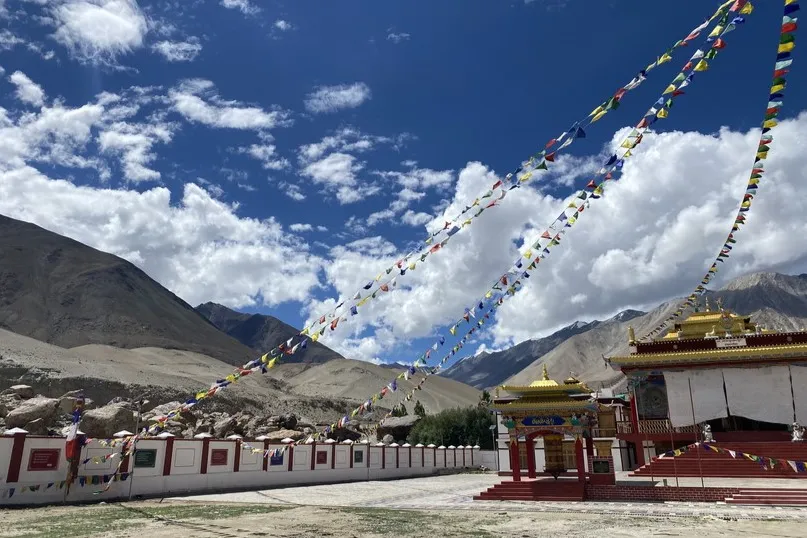 Klooster met vlaggetjes naast een gebergte in Durbuk, Ladakh.