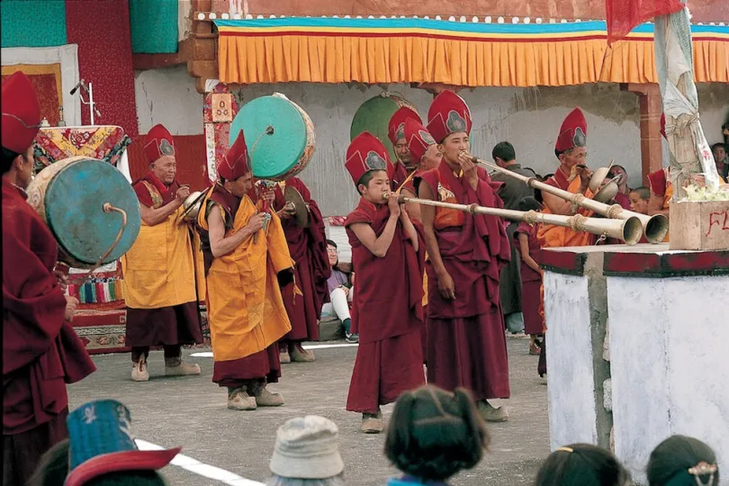 Ladakh & Nordostindien Festival Aufrtitt mit traditionellen Kleidung und Instrumente.