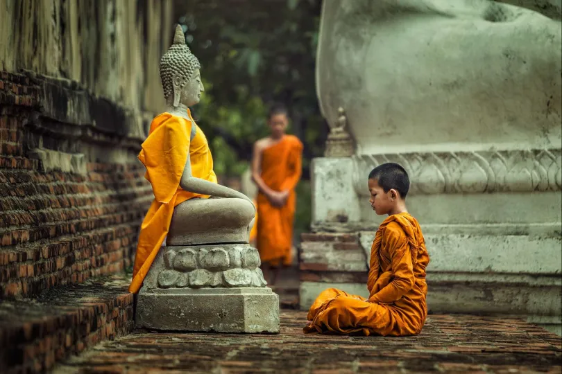buddhistischen Mönchen in orangefarbenen Roben.