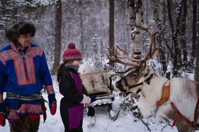 Sami und Rentiere treffen sich in Norwegen.