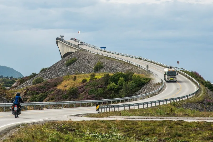 Ansicht der Storseisundet-Brücke, die Teil der Atlantikstraße in Norwegen ist.