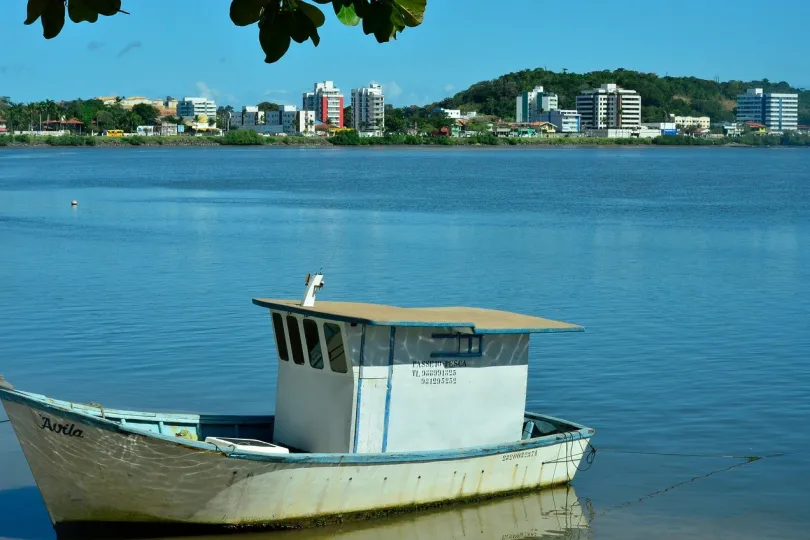 Kleines Boot auf dem Wasser nahe dem Ufer.