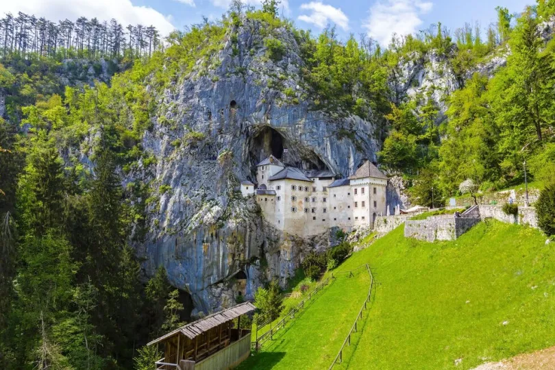 Steinfestung, die in die Seite einer felsigen Klippe gebaut ist.
