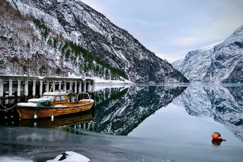 Winterlandschaft, hölzernen Boot, das an einem Steg auf der linken Seite vertäut ist.