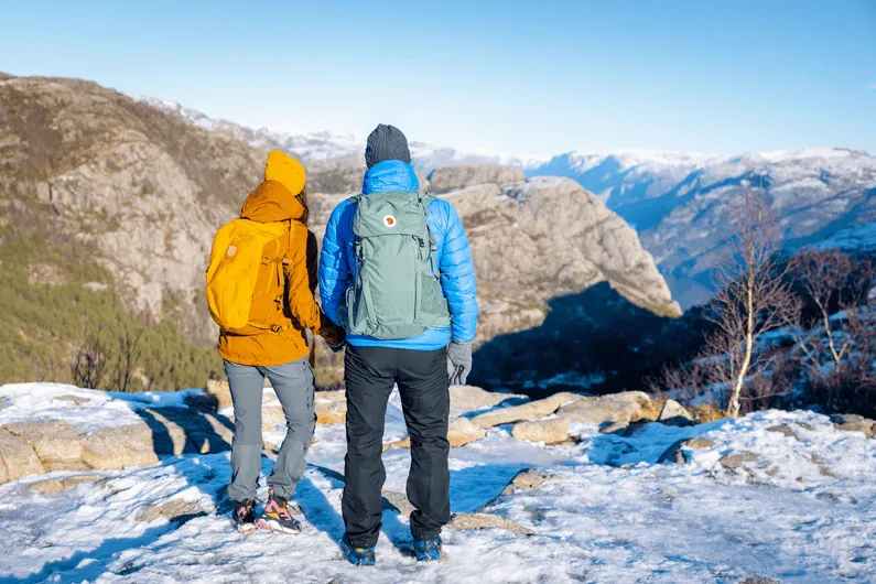 Norwegen mit Bergen und zwei Personen.