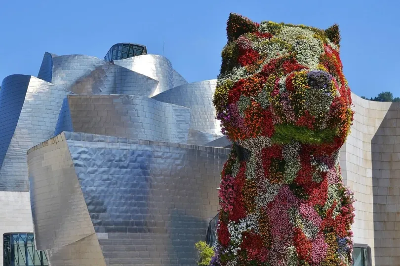 große Skulptur eines Hundes, die vollständig aus Blumen besteht.