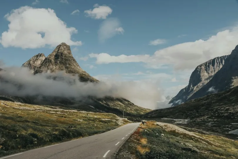 Berglandschaft mit einer Straße, die in die Ferne führt.