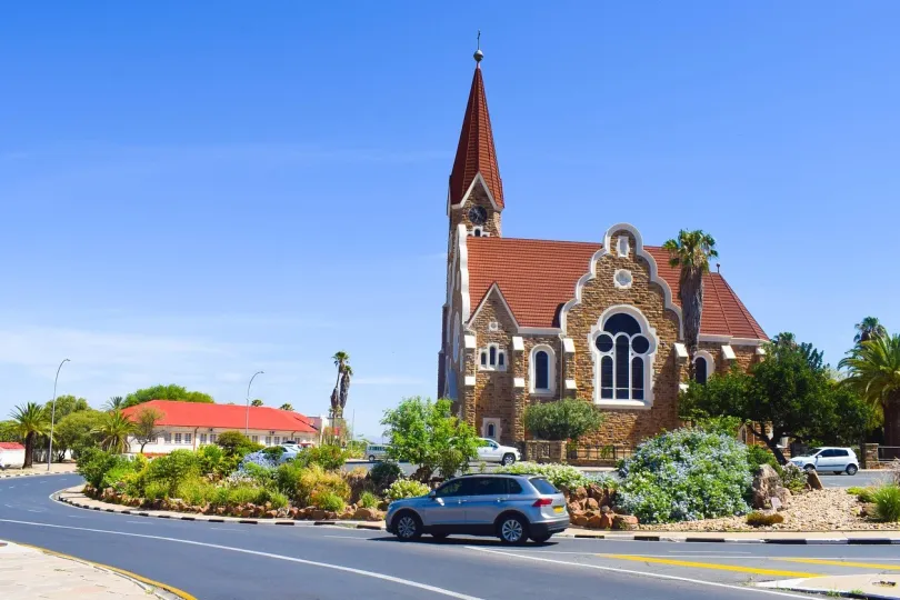 windhoek kirche, ein Auto fährt vorbei.