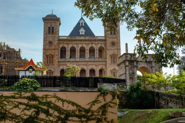 Antananarivohistorisches Gebäude mit zwei hohen Türmen und einem zentralen Teil mit Rundbogenfenstern und Balkonen.