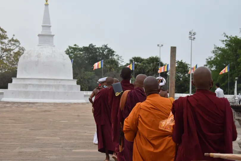 Anuradhapura Temple wo paar Mönche stehen, Sri Lanka.